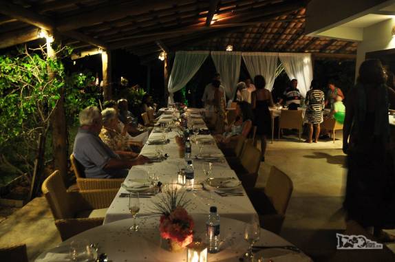 Mesa para toda a família celebrar o aniversário da mãe do Rodrigo, no hotel em Fortim, no litoral do Ceará